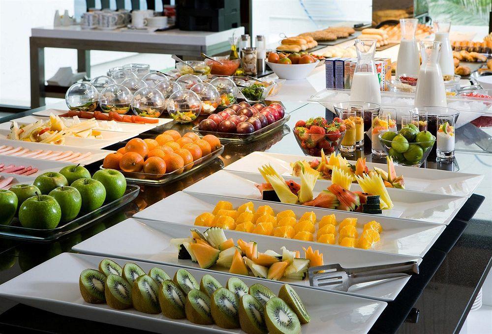 Nh Collection Madrid Palacio De Tepa Екстер'єр фото A fruit salad buffet