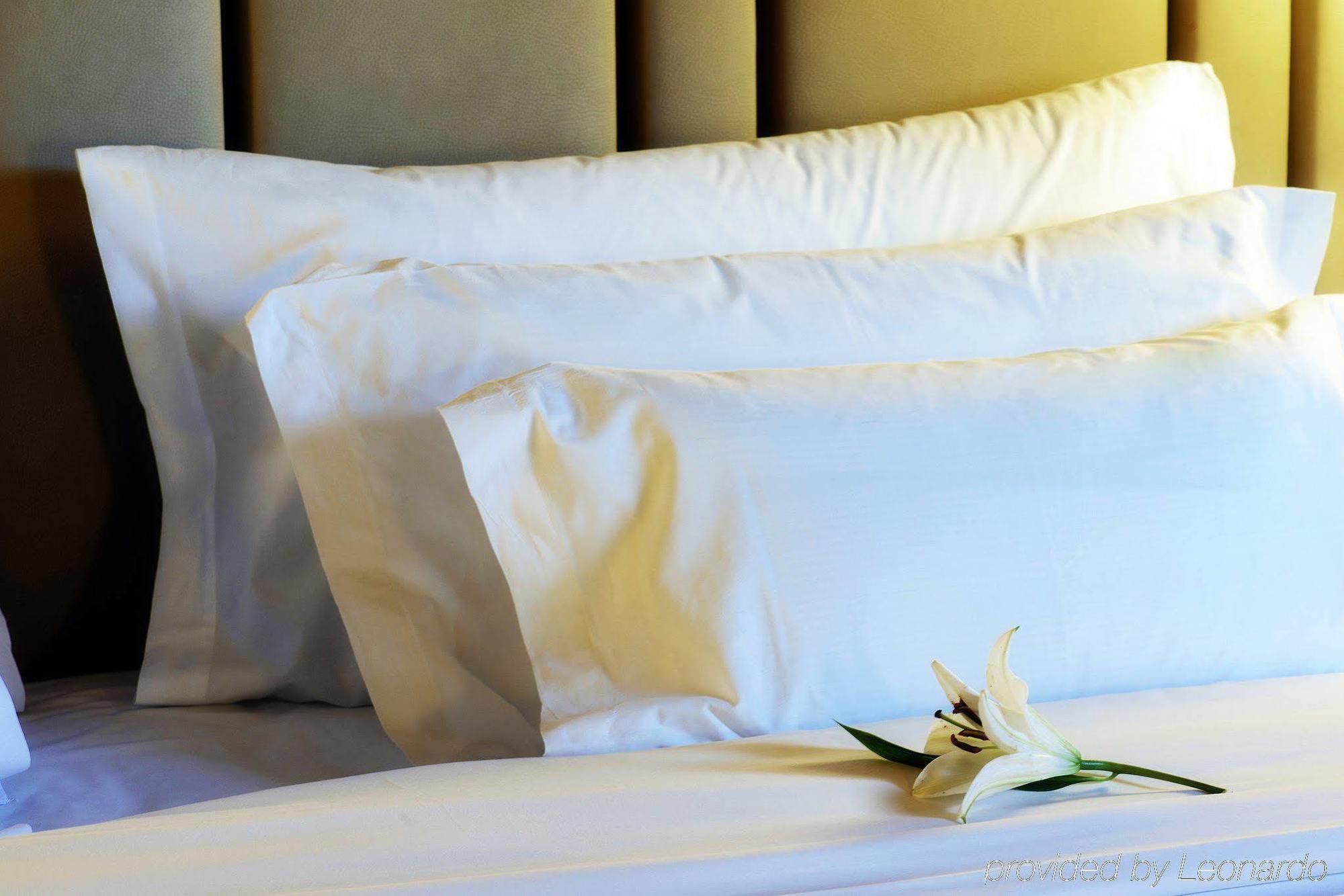 Nh Collection Madrid Palacio De Tepa Екстер'єр фото Pillows on a bed